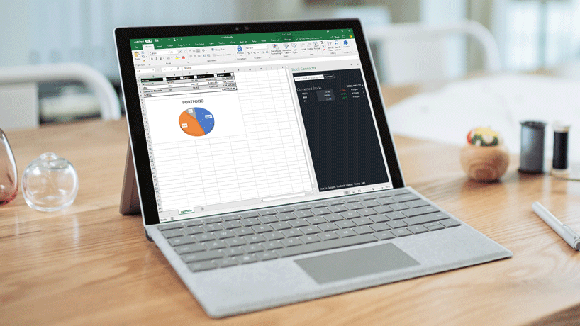 Laptop executando o Excel com exemplo de um suplemento do Office em execução no painel direito